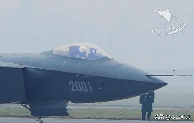 中国六代机首次"双机裸飞"，美媒惊呼技术碾压西方，重写空战规则