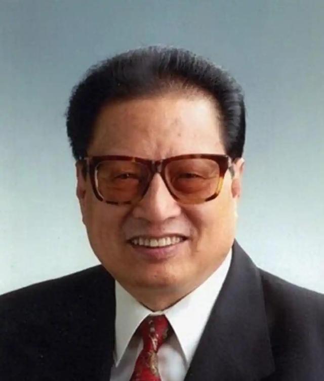 他是中央组织部原部长，69岁官至正国级，如今长子是全国政协委员