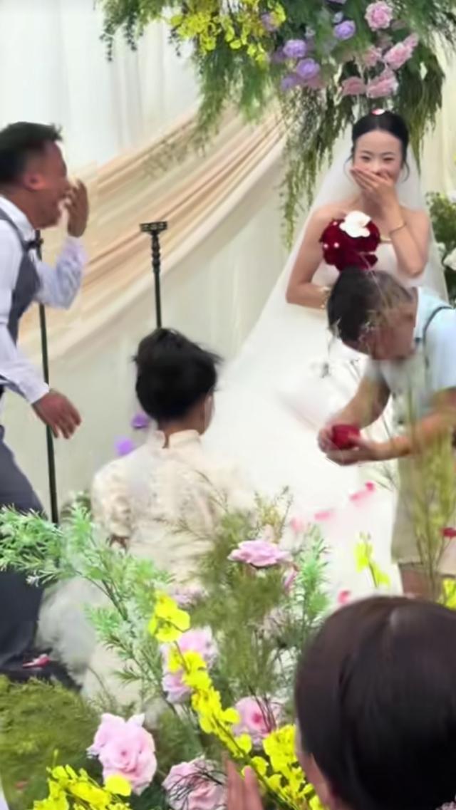 小花童单膝跪地“打样”！这场婚礼的意外，藏着最动人的浪漫