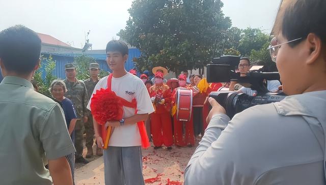 江苏考生被火箭军大学录取，多名领导送通知书，母亲眼神惹人心酸