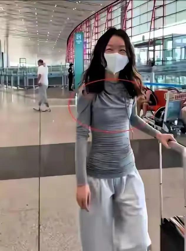 天呐 周冬雨机场照翻车 无滤镜油头真空穿搭 这着装打扮真是一言难尽