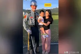 游客与台湾帅气士兵小哥合影，网友：头盔锃光瓦亮图片