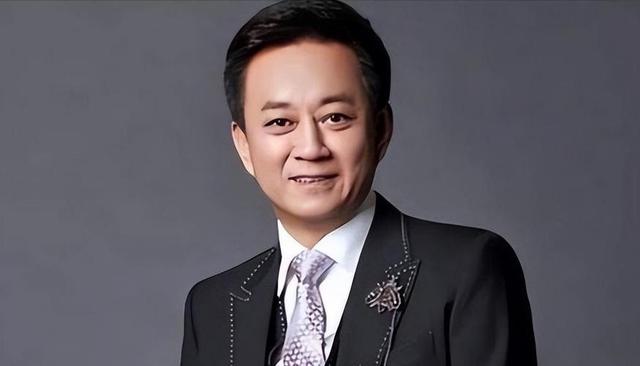 7年前那个诬告朱军“性骚扰”，让朱军身败名裂的弦子	，如今怎样