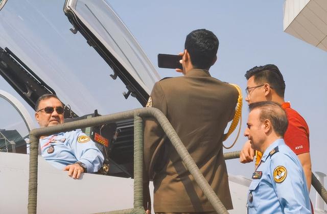 伊朗前军官：我9年前去中国，想要买100架歼10，鲁哈尼却要买阵风