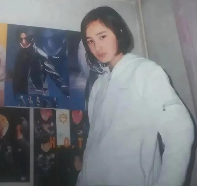 17岁的杨幂，曾被49岁的成龙搂在怀里，整没整容一目了然