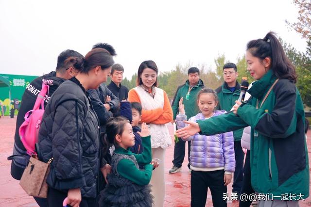 入乡随俗天花板！山东黑猩猩 “巧克力” 啃章丘大葱，萌化了