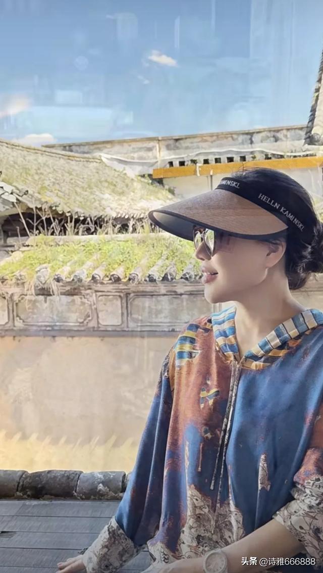 吕良伟杨小娟携汪诗诗和她的一双儿女大理旅游，一起享受田园时光
