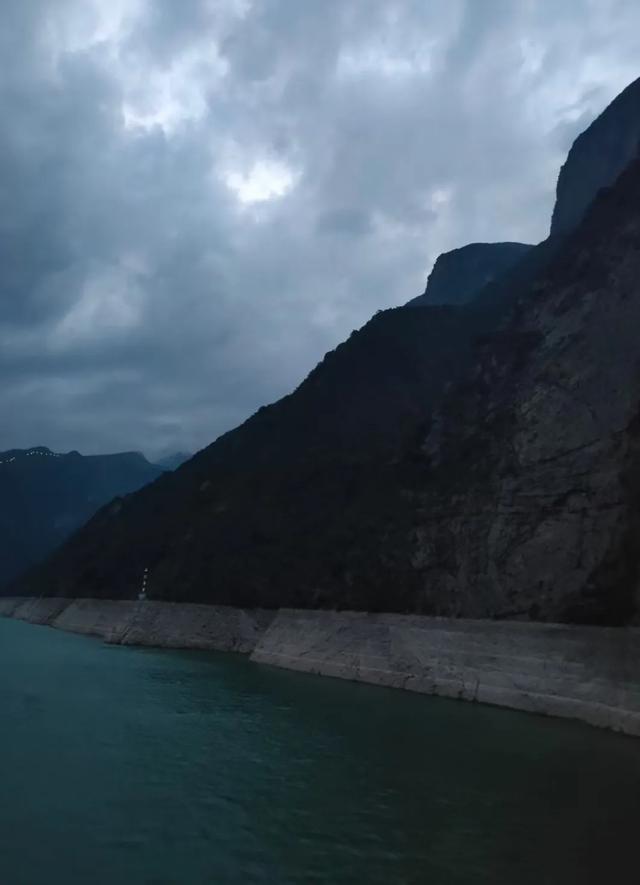 王林平随笔《夜游长江三峡》