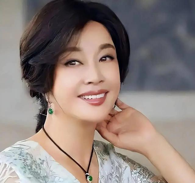 钱再多有什么用75岁刘晓庆摔断左臂,拒绝休养只因无儿无女