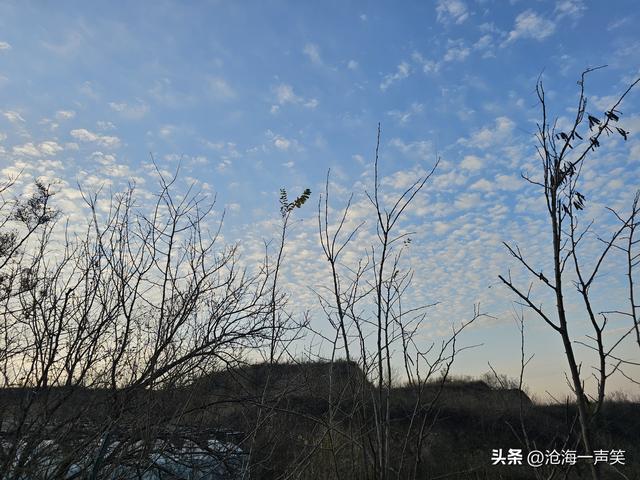 我拥抱了自然，你拥抱了天空，蓝天白云，大山幽幽，风景如画!