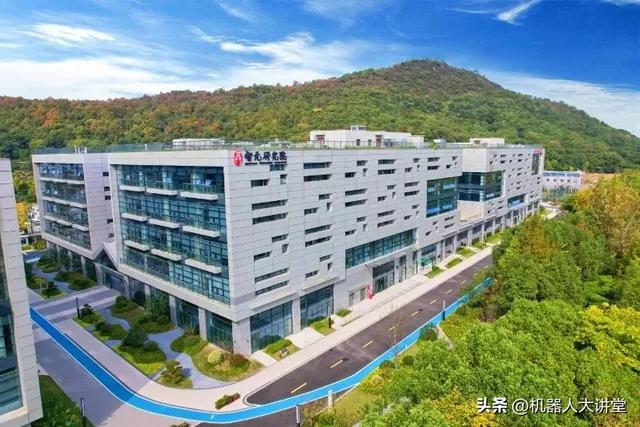 WRC现场｜排队体验人挤爆的展台，展出了什么"神仙"装备？