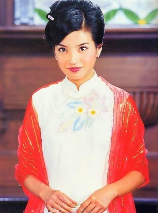 不是黄晓明！也不是马云！如今替赵薇收拾烂摊子的，竟是这个男人