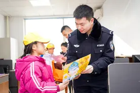 “小黄帽”进警营，祝福+观摩一个都没少图片