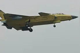 为何还没服役！双座歼20时隔3年后再次公开亮相，还是“黄皮机”图片