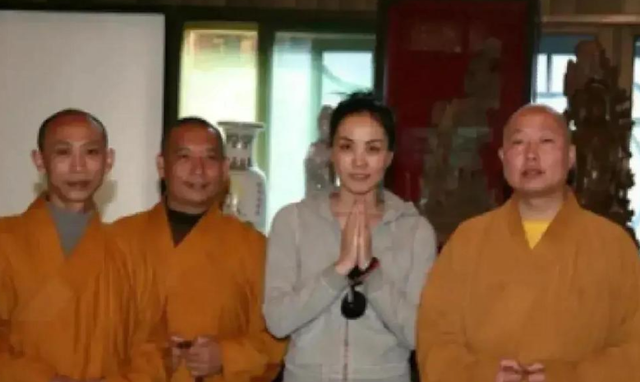 拔出萝卜带出泥！释永信被带走之后，常年信佛的王菲也被牵扯进来