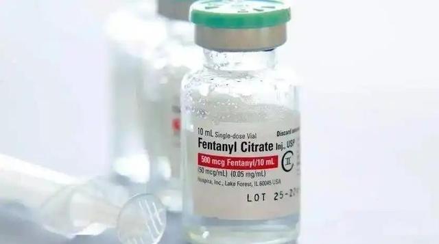 特朗普举着孩子照片，对哭泣的母亲承诺：我相信中国会执行死刑的