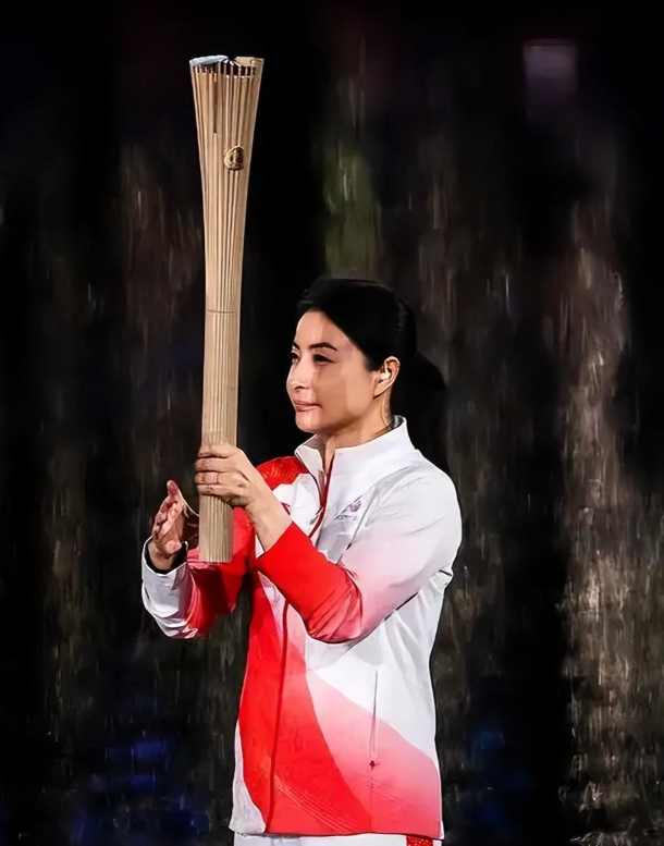 霍震霆没想到	，44岁儿媳郭晶晶再次官宣喜讯，让整个阔太圈沉默了