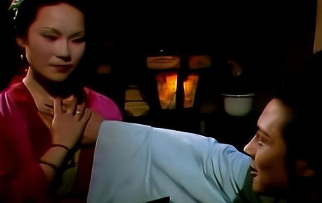 试过贾府一半男子的多姑娘，为何在试贾宝玉时，成了“灯姑娘”？
