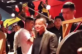 突发！曝崩牙驹被禁入内地，成立洪门疑为骗钱，已与四婚妻子分手图片