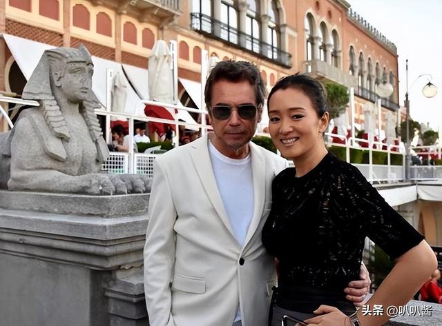 分手30年，被法国老公7字评价的巩俐，活成张艺谋高攀不起的存在