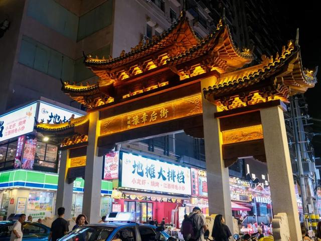 今年国庆，为什么是这座城拿了爽文剧本？