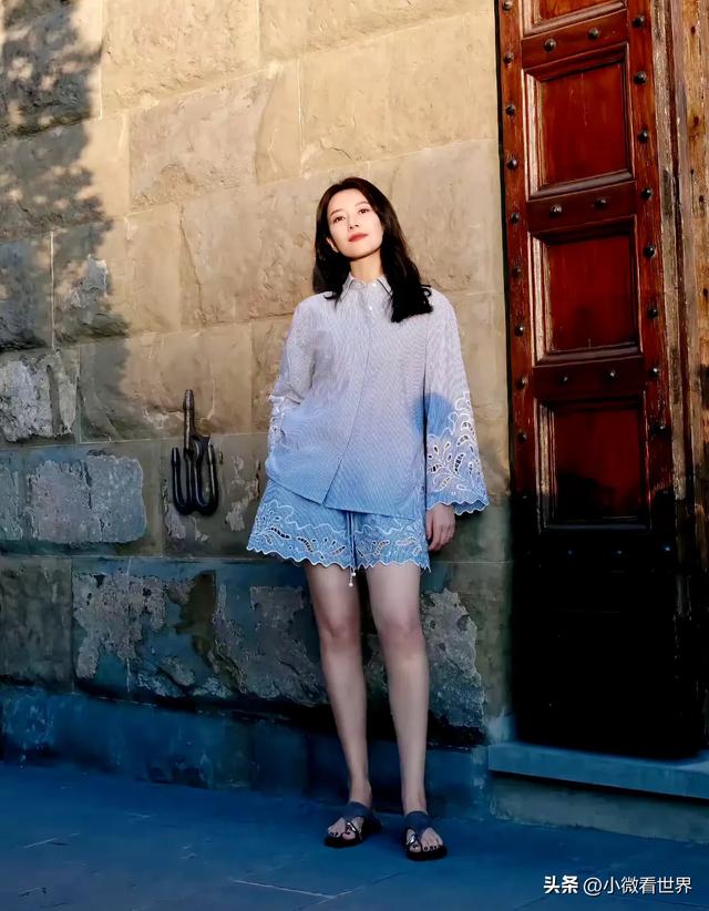不愧是国民媳妇胸型都好看，还不大不小的既有女人味穿衣服又好看