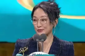上海这夜，酥胸美腿比不过一副老花镜，49岁周迅裹成“六旬老太”图片