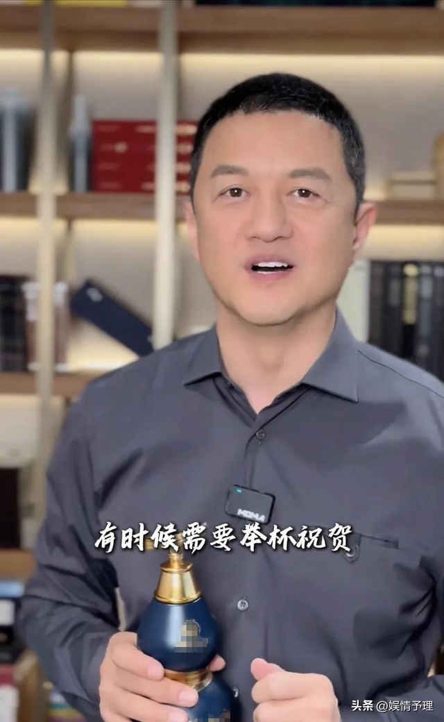 53岁李亚鹏现状：公司狂赚70亿，却住乡下吃野菜，小娇妻不离不弃