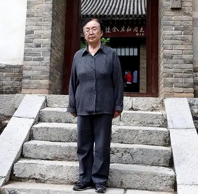 左权女儿考哈军工，政审却不过关，陈赓看后：你多填了个社会关系