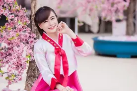 这个小姐姐偶遇帅哥，他的一句话让她泪流满面！图片
