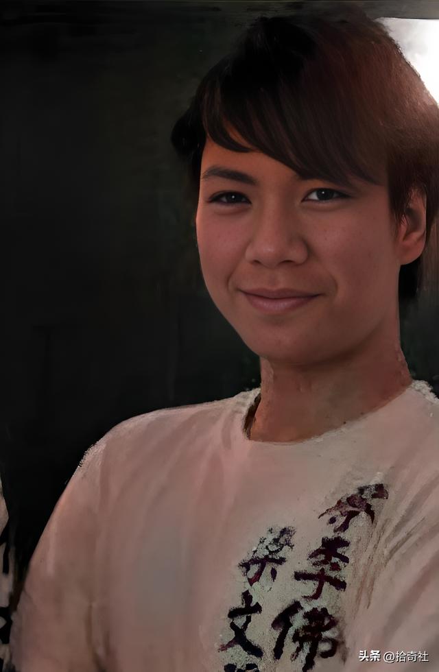 小太妹操控三中年男人，教训说她坏话男生，围殴后抛入大海中溺毙