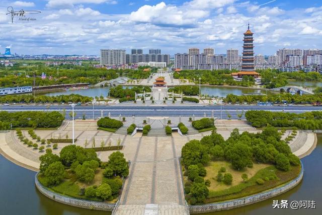 33度的丰水湖公园空寂无人，能直达的公交车线路多得令人惊讶