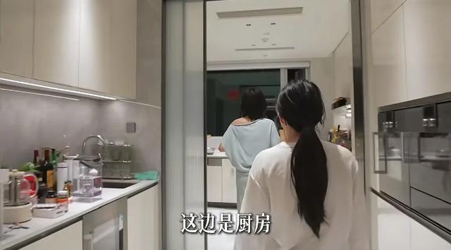 千万女网红晒310平豪宅，冰箱40万马桶10万，创业十多年也才30岁