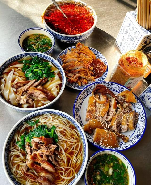 不输昆明！高铁可达20℃暖冬小城，泡温泉晒太阳水果随吃！人少物价低，6元就嗦粉！