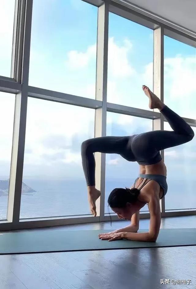 韩国“瑜伽女神”黄雅英，身体软软的，这身材线条太绝了！