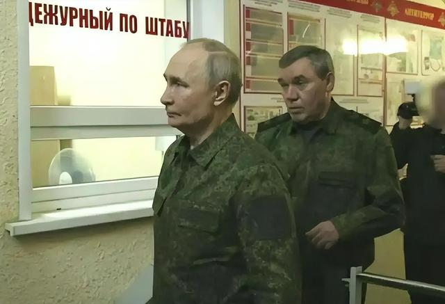 俄军再打基辅，50万人断电，普京穿着军装，对小泽发出最终警告