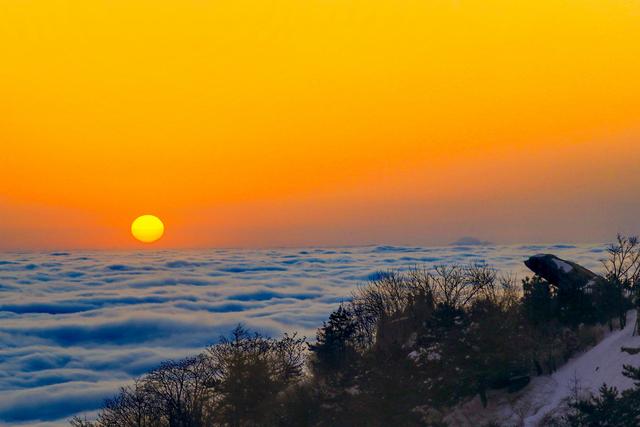 雪霁日出映云海 泰山之巅绘盛景