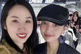 辽篮二老妻子合影，大韩妻子挺胖乎，二哥妻子迷人，2人同班同学图片