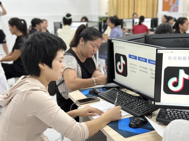“新手”→“能手”，巾帼主播培训开班！