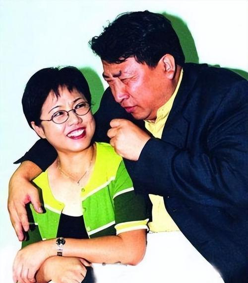 姜昆带妻子李静民参加聚会，李静民74岁，头发花白但气质仍在线