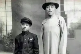 1951年，李洁尘、李伯祥父子，在济南大观园的一张老照片图片