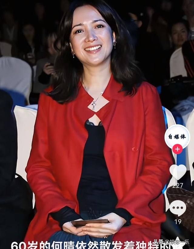 何晴告别式低调举行，许亚军带儿子现身双眼通红，两鬓斑白显憔悴