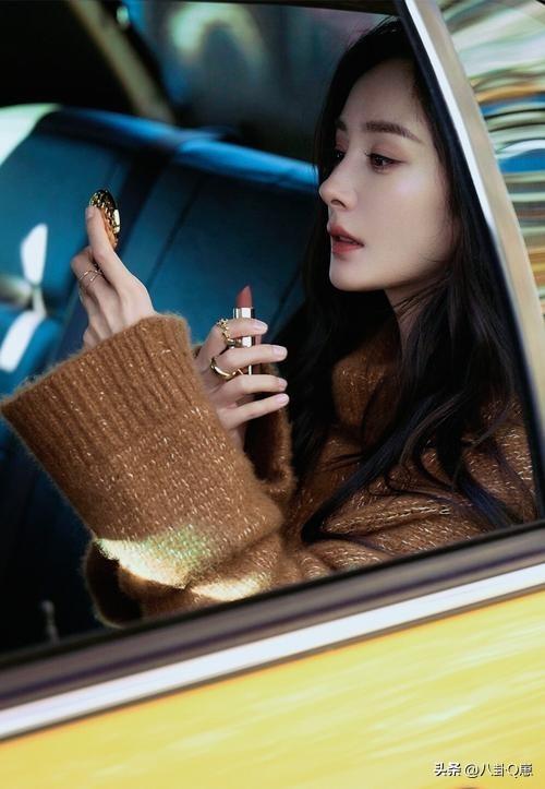 陪玩陪睡根本不够！认干爹、舔手指，背地里的阴暗让人想象不到