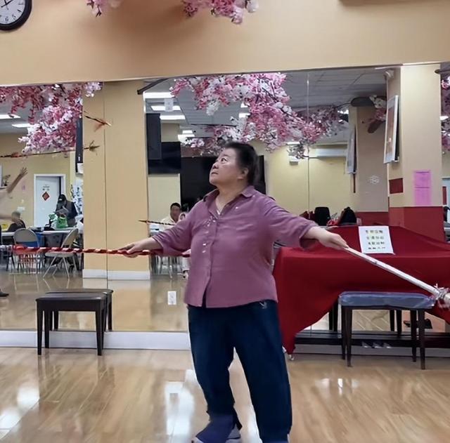 吃里爬外，永不回国？她带领30名演员选择留美，如今年过花甲归来