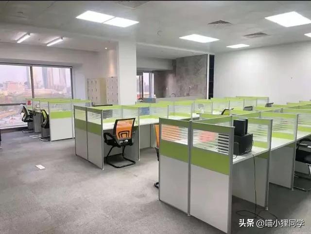 悲催了！50岁大叔一大早上班公司宣布倒闭了，当场发了8月份工资