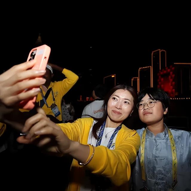 【寻迹·津沽】光影海河夜，“汉语桥”小选手乐享天津之美