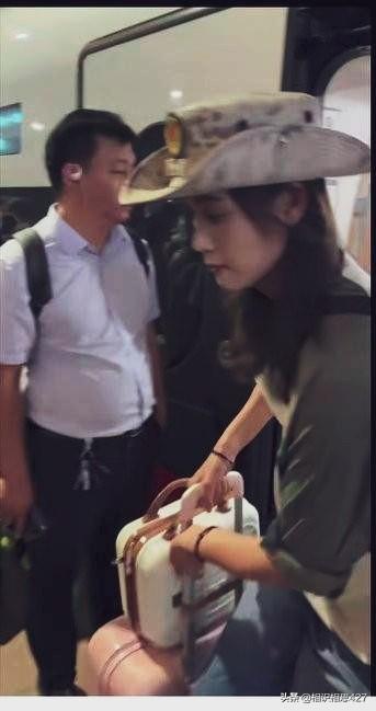 女民兵拉着五颜六色拉杆箱返程，阅兵靴子没来得及换，穿衣很时尚