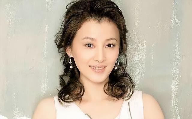演员徐露：嫌丈夫丑不生孩子，丈夫给她245万，生下女儿后怎样了