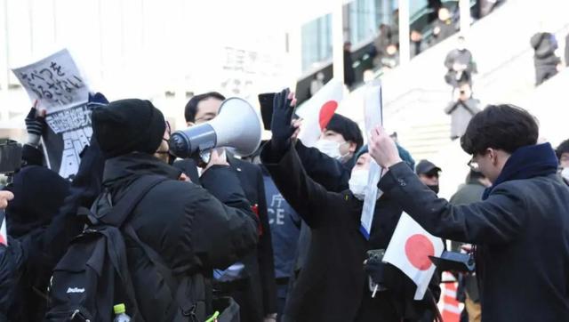 266：199！日本政坛“黑马”出现，对华态度有意思，高市掩面痛哭