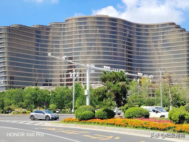 信华建国酒店和新城吾悦广场，如同商丘市中心城区的两颗璀璨明星